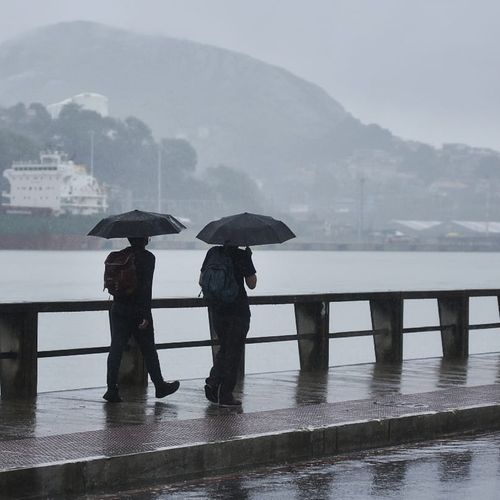 Passagem de frente fria vai provocar chuva sobre o Espírito Santo e ondas podem chegar a 2,0m