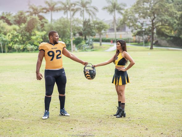 O engenheiro Ilderluan Bragança e a pedagoga Bárbara Hellen fizeram um ensaio fotográfico pré-casamento com o tema futebol americano por Elismar Cerqueira/Divulgação