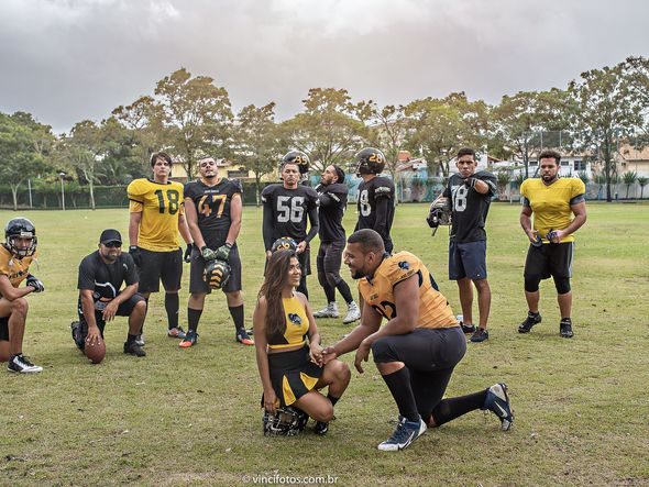 O engenheiro Ilderluan Bragança e a pedagoga Bárbara Hellen fizeram um ensaio fotográfico pré-casamento com o tema futebol americano por Elismar Cerqueira/Divulgação