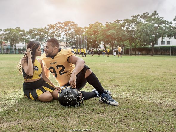 O engenheiro Ilderluan Bragança e a pedagoga Bárbara Hellen fizeram um ensaio fotográfico pré-casamento com o tema futebol americano por Elismar Cerqueira/Divulgação