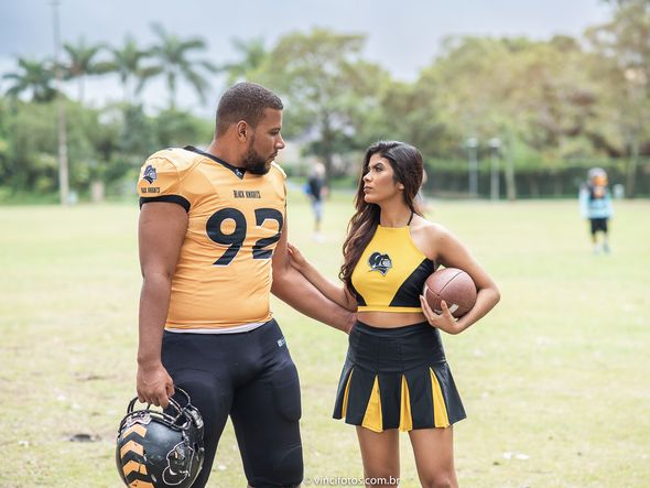 O engenheiro Ilderluan Bragança e a pedagoga Bárbara Hellen fizeram um ensaio fotográfico pré-casamento com o tema futebol americano por Elismar Cerqueira/Divulgação