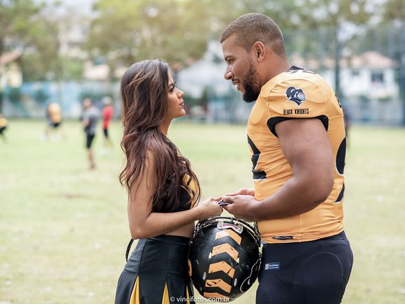 O engenheiro Ilderluan Bragança e a pedagoga Bárbara Hellen fizeram um ensaio fotográfico pré-casamento com o tema futebol americano por Elismar Cerqueira/Divulgação