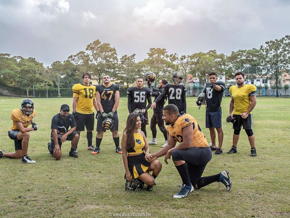 O engenheiro Ilderluan Bragança e a pedagoga Bárbara Hellen fizeram um ensaio fotográfico pré-casamento com o tema futebol americano por Elismar Cerqueira/Divulgação