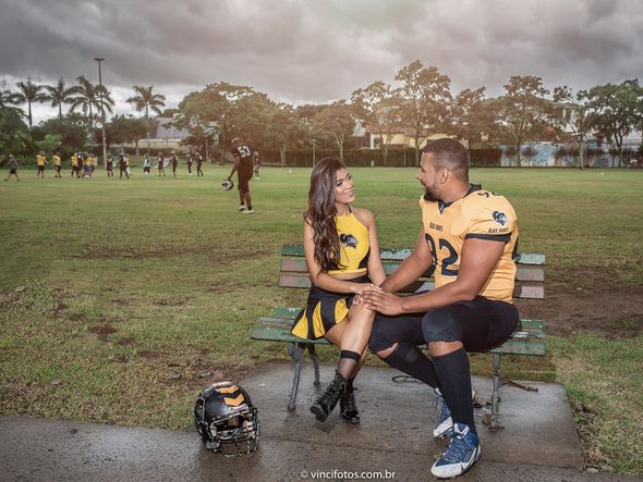 O engenheiro Ilderluan Bragança e a pedagoga Bárbara Hellen fizeram um ensaio fotográfico pré-casamento com o tema futebol americano por Elismar Cerqueira/Divulgação