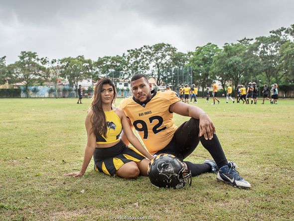 O engenheiro Ilderluan Bragança e a pedagoga Bárbara Hellen fizeram um ensaio fotográfico pré-casamento com o tema futebol americano por Elismar Cerqueira/Divulgação