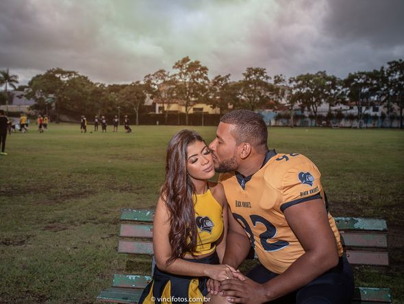 O engenheiro Ilderluan Bragança e a pedagoga Bárbara Hellen fizeram um ensaio fotográfico pré-casamento com o tema futebol americano por Elismar Cerqueira/Divulgação