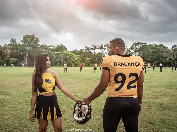 O engenheiro Ilderluan Bragança e a pedagoga Bárbara Hellen fizeram um ensaio fotográfico pré-casamento com o tema futebol americano por Elismar Cerqueira/Divulgação