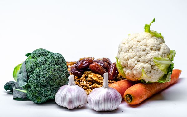 Alimentação saudável: brócolis, cenoura, couve-flor, alho e castanhas