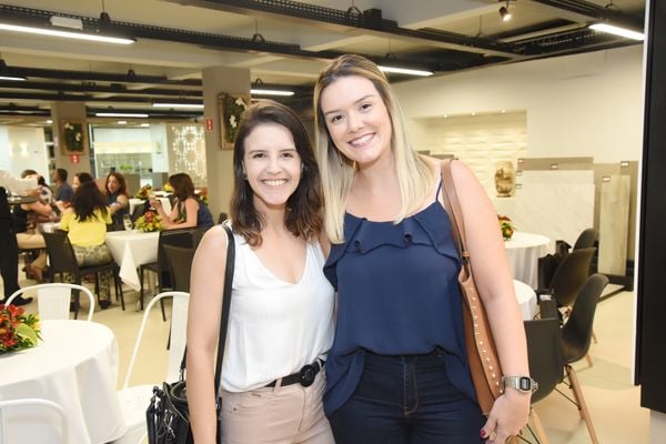 Bruna Scaramussa e Cíntia Lorencini: em encontro de arquitetos e decoradores . Crédito: Mônica Zorzanelli