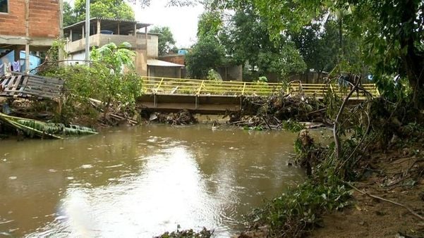 Passarela caiu com a força da chuva. Crédito: Reprodução/ TV Gazeta