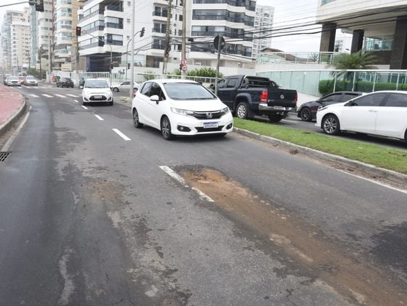 19/11/2019 - Vila Velha - Orla de Itaparica - Buracos no asfalto após as chuvas por Ricardo Medeiros
