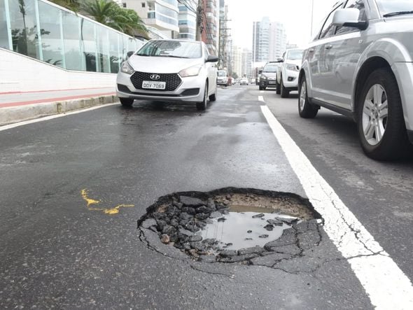 19/11/2019 - Vila Velha - Orla de Itaparica - Buracos no asfalto após as chuvas por Ricardo Medeiros
