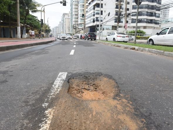 19/11/2019 - Vila Velha - Orla de Itaparica - Buracos no asfalto após as chuvas por Ricardo Medeiros