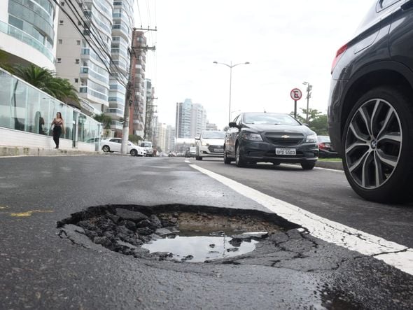 19/11/2019 - Vila Velha - Orla de Itaparica - Buracos no asfalto após as chuvas por Ricardo Medeiros