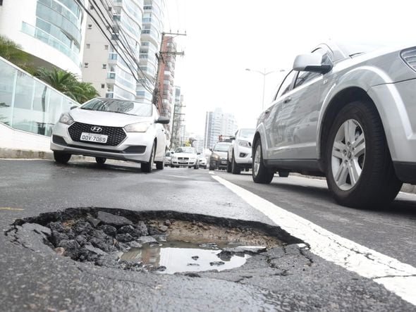 19/11/2019 - Vila Velha - Orla de Itaparica - Buracos no asfalto após as chuvas por Ricardo Medeiros