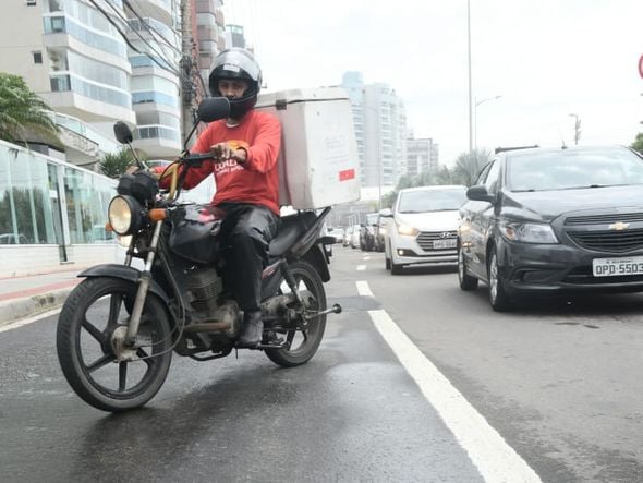 19/11/2019 - Vila Velha - Orla de Itaparica - Buracos no asfalto após as chuvas por Ricardo Medeiros