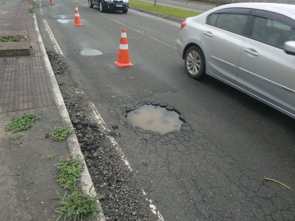 Buracos na Norte Sul amanheceram sinalizados nesta terça-feira (19) por Caíque Verli 