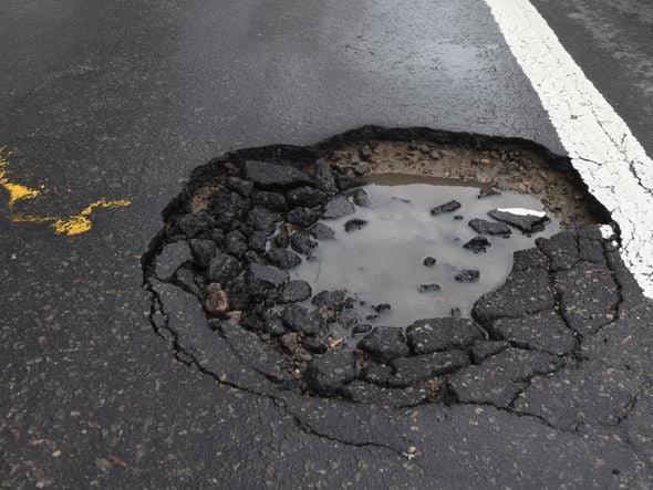 Data: 19/11/2019 - ES - Vila Velha - Buracos na orla de Itaparica, em Vila Velha -  Editoria: Cidades - Foto: Ricardo Medeiros - GZ por Ricardo Medeiros