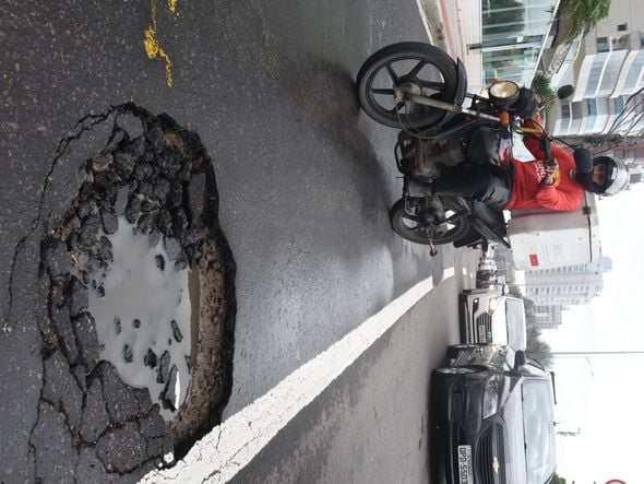 Data: 19/11/2019 - ES - Vila Velha - Buracos na orla de Itaparica, em Vila Velha -  Editoria: Cidades - Foto: Ricardo Medeiros - GZ por Ricardo Medeiros
