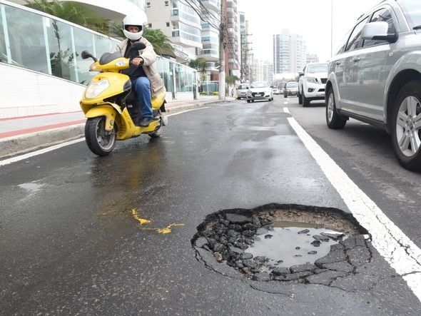 Data: 19/11/2019 - ES - Vila Velha - Buracos na orla de Itaparica, em Vila Velha -  Editoria: Cidades - Foto: Ricardo Medeiros - GZ por Ricardo Medeiros