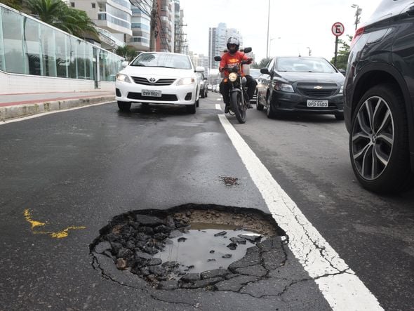 Data: 19/11/2019 - ES - Vila Velha - Buracos na orla de Itaparica, em Vila Velha -  Editoria: Cidades - Foto: Ricardo Medeiros - GZ por Ricardo Medeiros