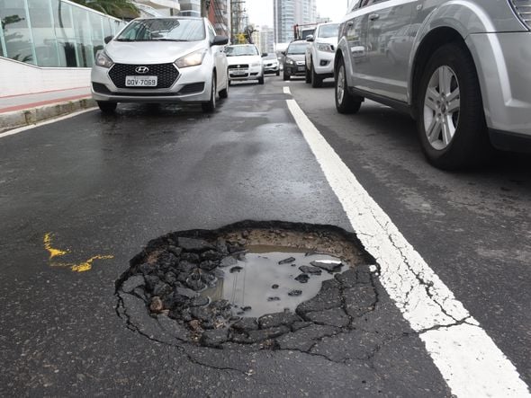 Data: 19/11/2019 - ES - Vila Velha - Buracos na orla de Itaparica, em Vila Velha -  Editoria: Cidades - Foto: Ricardo Medeiros - GZ por Ricardo Medeiros