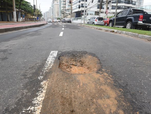 Data: 19/11/2019 - ES - Vila Velha - Buracos na orla de Itaparica, em Vila Velha -  Editoria: Cidades - Foto: Ricardo Medeiros - GZ por Ricardo Medeiros