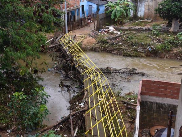 Passarela sobre o Formate cede e moradores arriscam travessia por Vitor Jubini