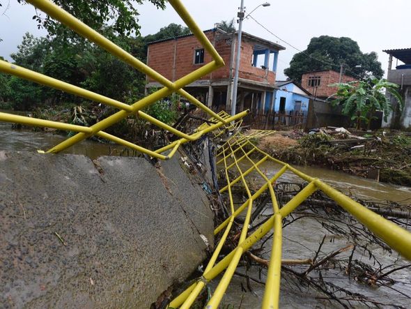 Passarela sobre o Formate cede e moradores arriscam travessia por Vitor Jubini