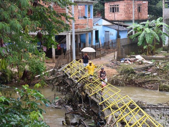 Passarela sobre o Formate cede e moradores arriscam travessia por Vitor Jubini