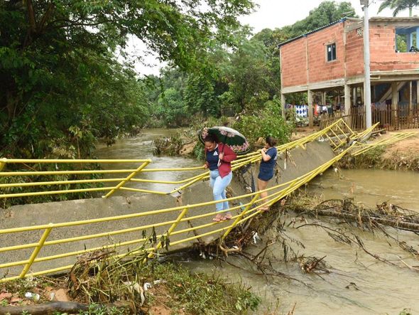 Passarela sobre o Formate cede e moradores arriscam travessia por Vitor Jubini