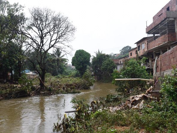 Passarela sobre o Formate cede e moradores arriscam travessia por Vitor Jubini