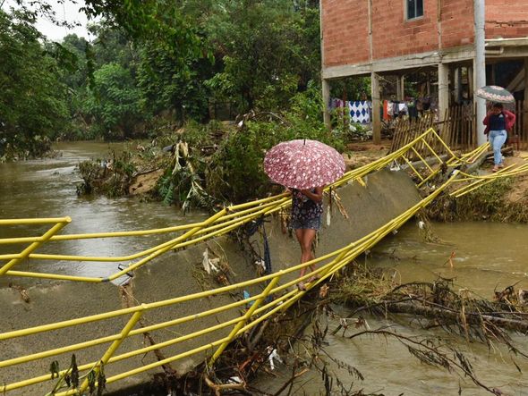 Passarela sobre o Formate cede e moradores arriscam travessia por Vitor Jubini
