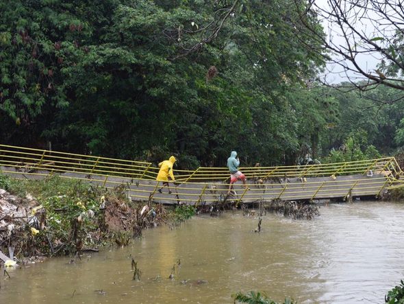Passarela sobre o Formate cede e moradores arriscam travessia por Vitor Jubini