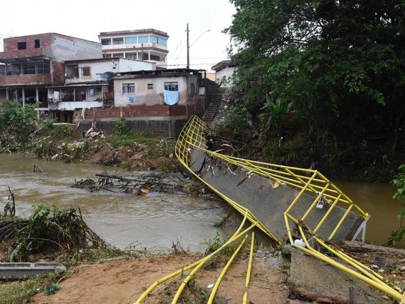 Passarela sobre o Formate cede e moradores arriscam travessia por Vitor Jubini