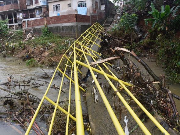 Passarela sobre o Formate cede e moradores arriscam travessia por Vitor Jubini
