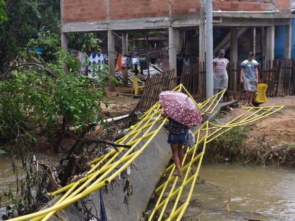 Passarela sobre o Formate cede e moradores arriscam travessia por Vitor Jubini