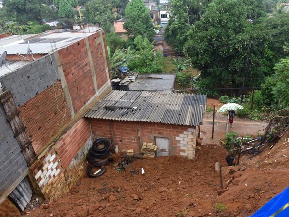 Passarela sobre o Formate cede e moradores arriscam travessia por Vitor Jubini