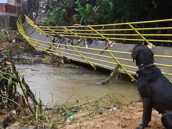 Passarela sobre o Formate cede e moradores arriscam travessia por Vitor Jubini