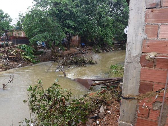 Passarela sobre o Formate cede e moradores arriscam travessia por Vitor Jubini