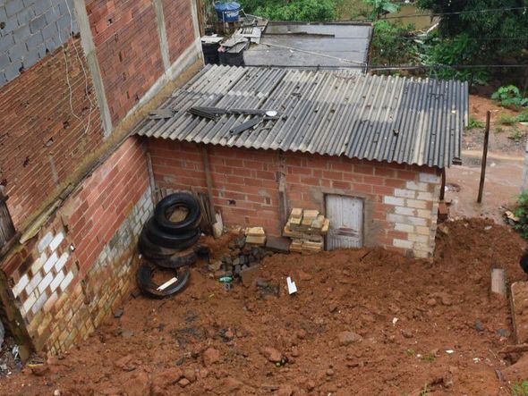 Passarela sobre o Formate cede e moradores arriscam travessia por Vitor Jubini