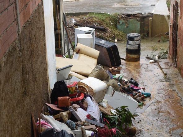 Passarela sobre o Formate cede e moradores arriscam travessia por Vitor Jubini