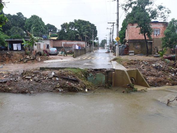Passarela sobre o Formate cede e moradores arriscam travessia por Vitor Jubini