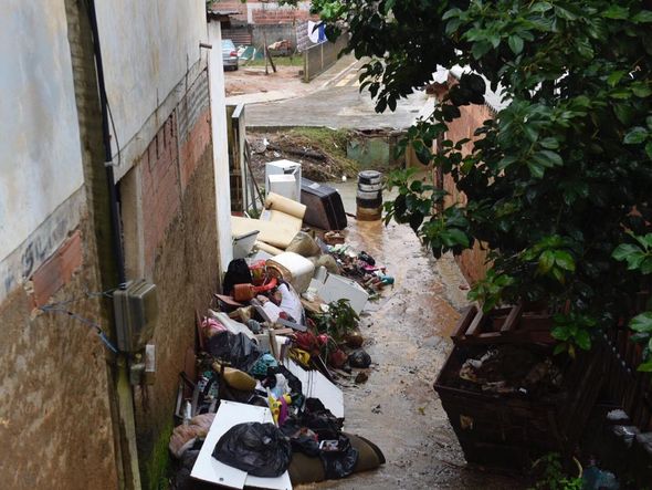 Passarela sobre o Formate cede e moradores arriscam travessia por Vitor Jubini