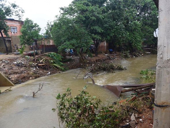 Passarela sobre o Formate cede e moradores arriscam travessia por Vitor Jubini
