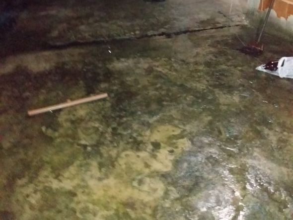Pedra desliza e atinge casa em São Torquato, Vila Velha  por Internauta 