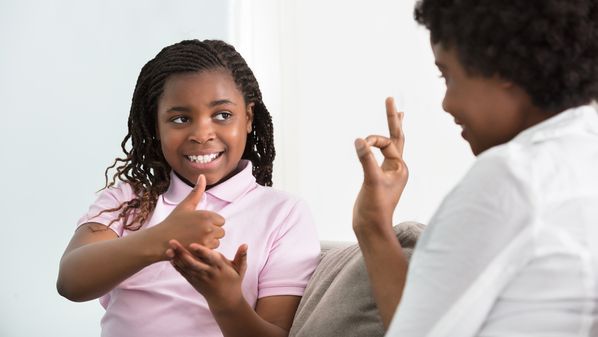 Nanda Perim explica que esse período pode ser de enfrentamento ou de fuga, mas ressalta a importância de apresentarmos a melhor versão de nós mesmos para quem amamos, principalmente para as crianças