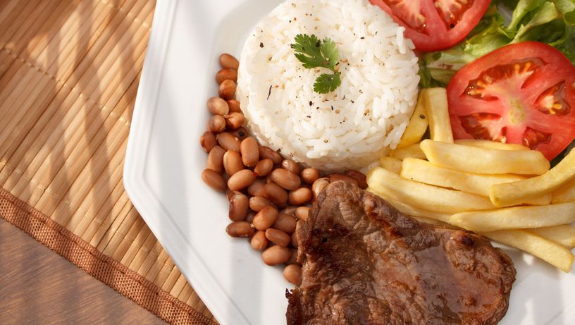 prato de comida: arroz, feijão, batata frita, tomate e alface