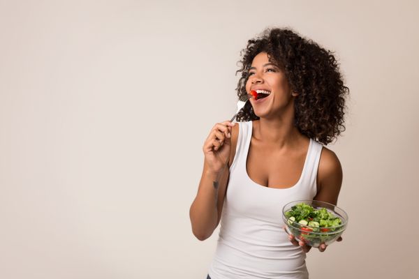Alimetnação saudável: mulher comendo salada