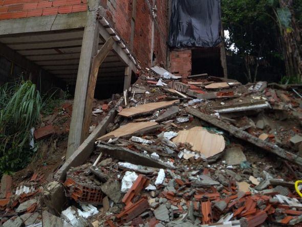 Área de serviço de casa desaba no bairro Eldorado, na Serra por Fernando Madeira